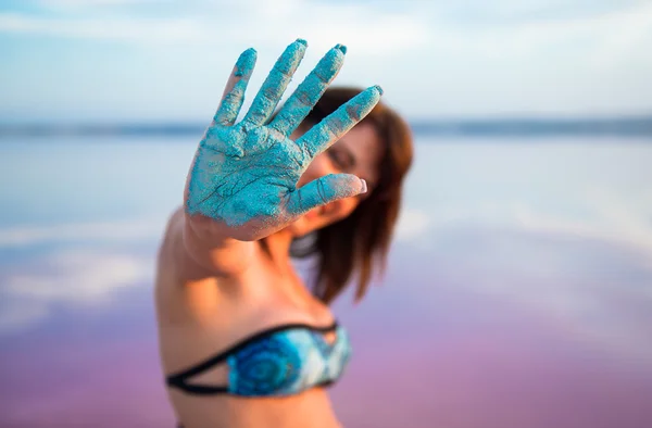 Vacker kvinna med holi färger i en färgglad sjö — Stockfoto