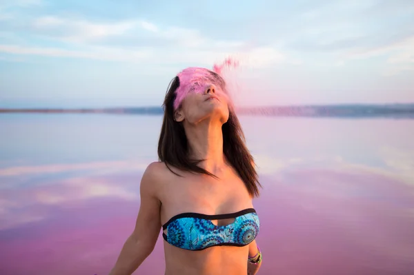 Vacker kvinna med holi färger i en färgglad sjö — Stockfoto