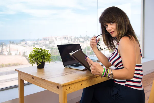 Femeie de afaceri care lucrează cu un laptop — Fotografie, imagine de stoc