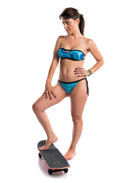 Kobieta w bikini niebieskie z skate — Zdjęcie stockowe