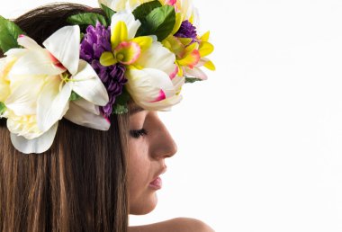 Çiçeklerin taç kadınla modeli