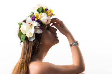 Çiçeklerin taç kadınla modeli