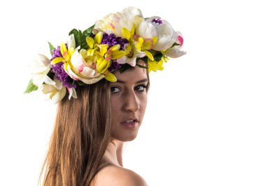 Çiçeklerin taç kadınla modeli