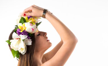 Çiçeklerin taç kadınla modeli