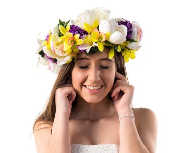 Kulaklarını kapsayan çiçek taç kızla