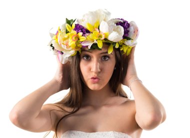 Kulaklarını kapsayan çiçek taç kızla