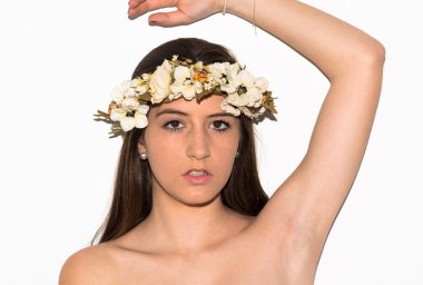 Çiçeklerin taç kadınla modeli