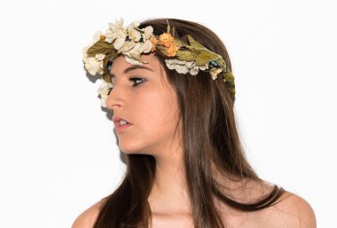 Çiçeklerin taç kadınla modeli