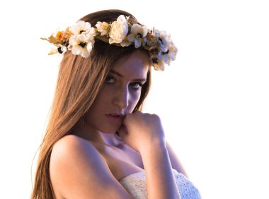 Çiçeklerin taç kadınla modeli