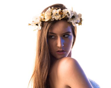 Çiçeklerin taç kadınla modeli