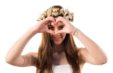 Elleri ile bir kalp yapma çiçek taç kızla