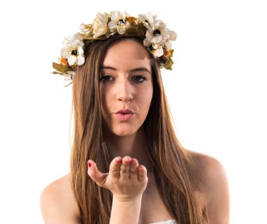 kadın bir öpücük gönderme