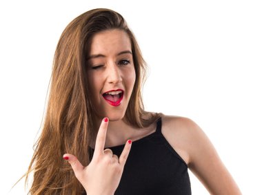 Genç kız boynuz jest yapma