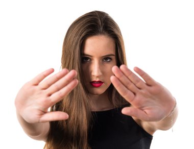 Genç kız dur işareti yapmak