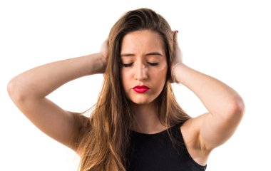 Genç kız kulakları kapsayan