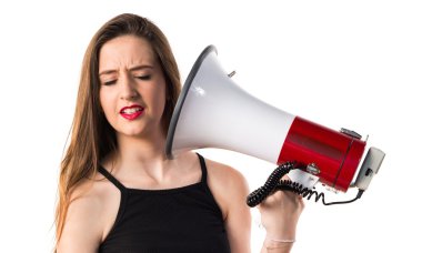 genç kız tarafından megafon bağırarak