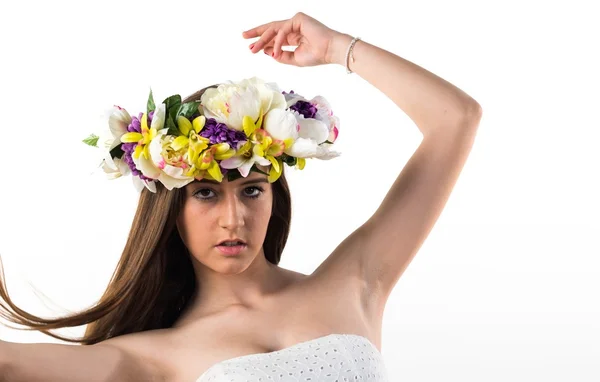 Modell Frau mit Krone aus Blumen — Stockfoto