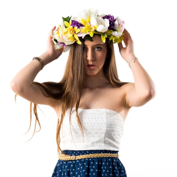 Mulher modelo com coroa de flores — Fotografia de Stock