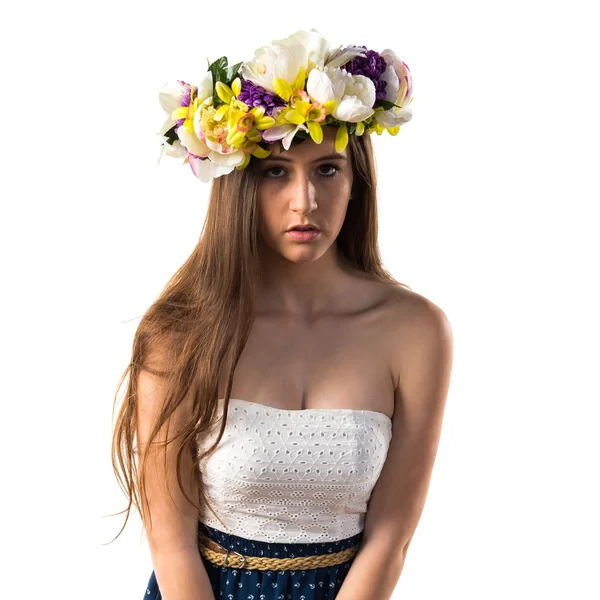 Modell Frau mit Krone aus Blumen — Stockfoto