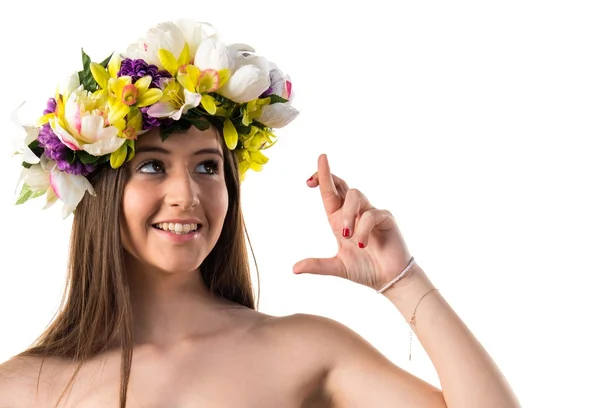 Девушка с короной цветов с скрещенными пальцами — стоковое фото