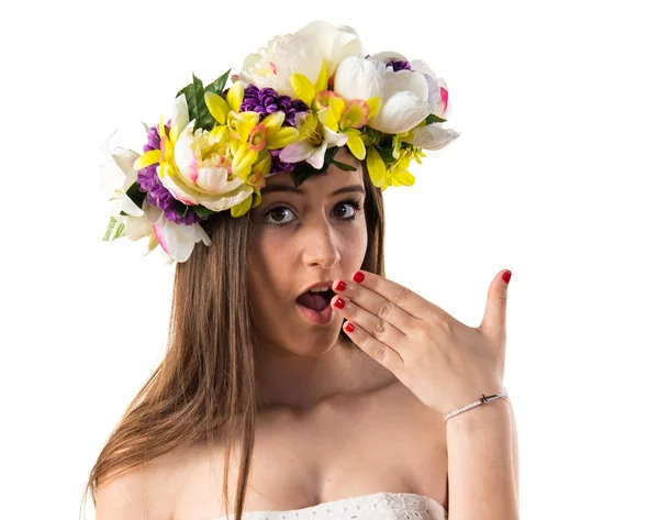 Mädchen mit Blumenkrone macht Überraschungsgeste — Stockfoto
