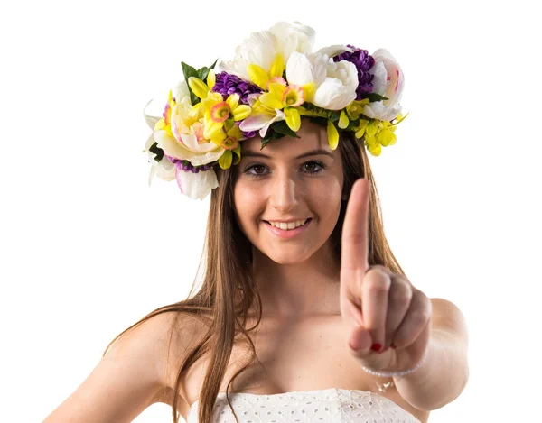 Menina com coroa de flores contando um — Fotografia de Stock