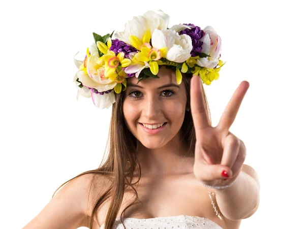 Menina com coroa de flores contando dois — Fotografia de Stock
