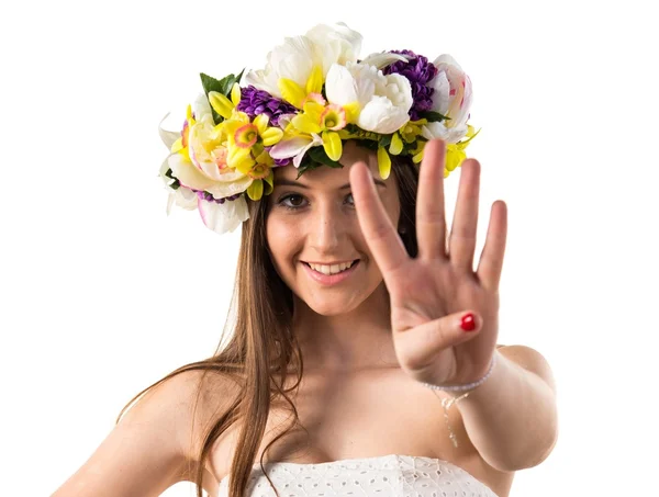 Menina com coroa de flores contando quatro — Fotografia de Stock