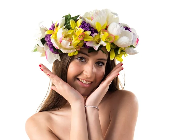 Glückliches Mädchen mit Krone aus Blumen — Stockfoto