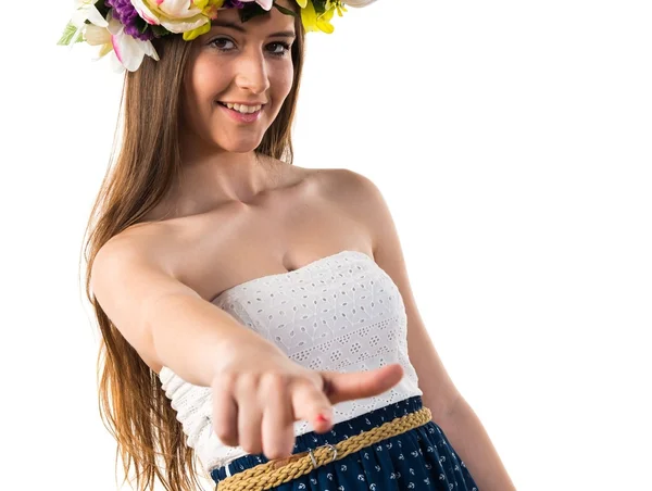 Chica con corona de flores apuntando hacia el frente — Foto de Stock