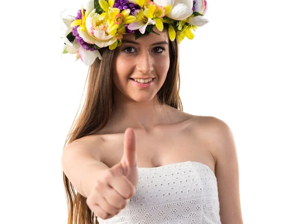 Mädchen mit Blumenkrone mit erhobenem Daumen — Stockfoto
