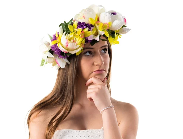 Menina com coroa de flores pensando — Fotografia de Stock
