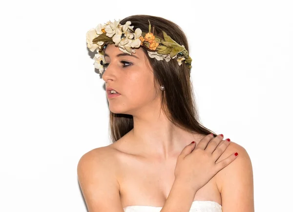 Modell Frau mit Krone aus Blumen — Stockfoto