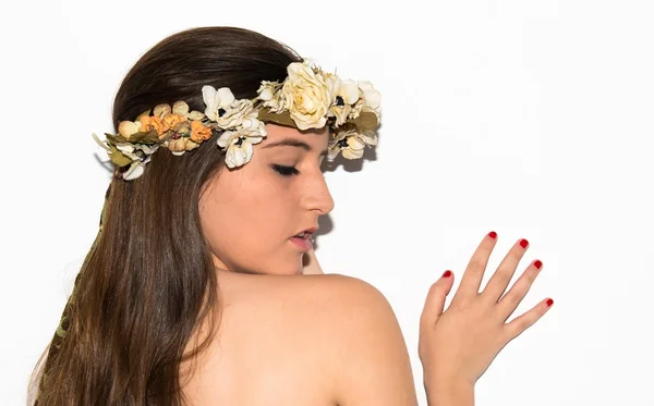 Mulher modelo com coroa de flores — Fotografia de Stock