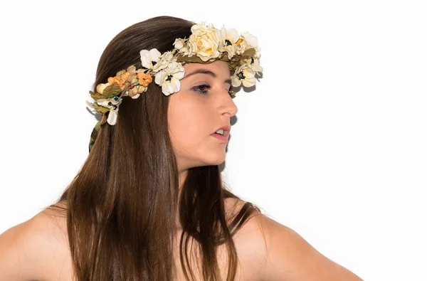 Model vrouw met kroon van bloemen — Stockfoto