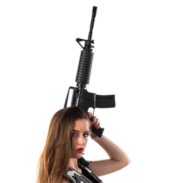 Ung flicka håller ett gevär — Stockfoto