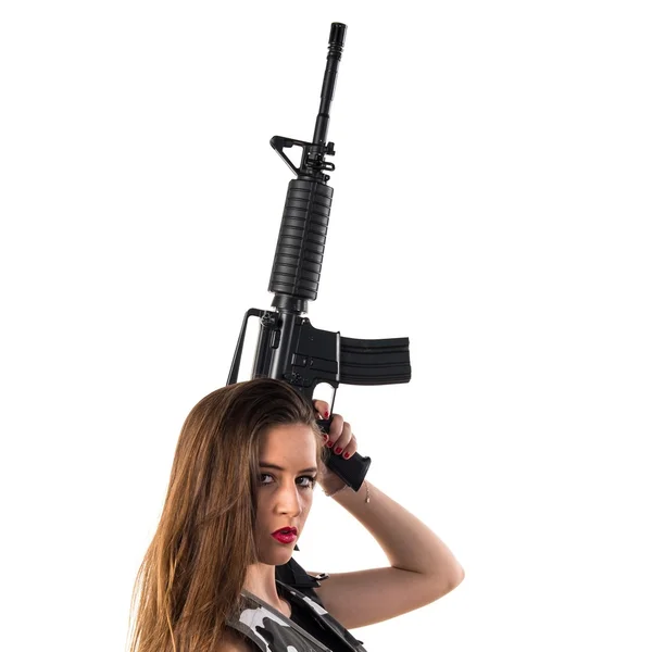 Jovencita sosteniendo un rifle — Foto de Stock