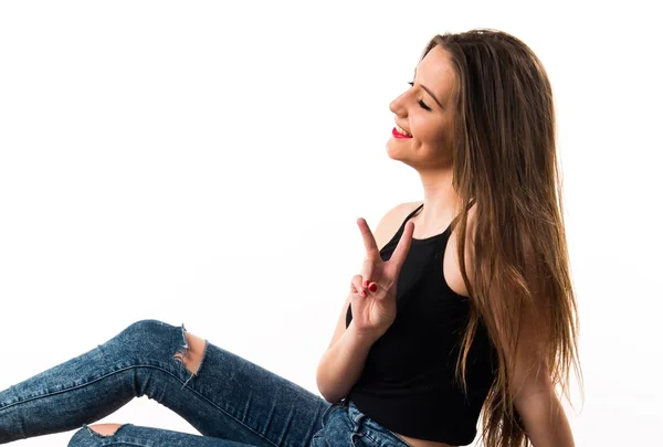 Chica joven sosteniendo un maletín — Foto de Stock