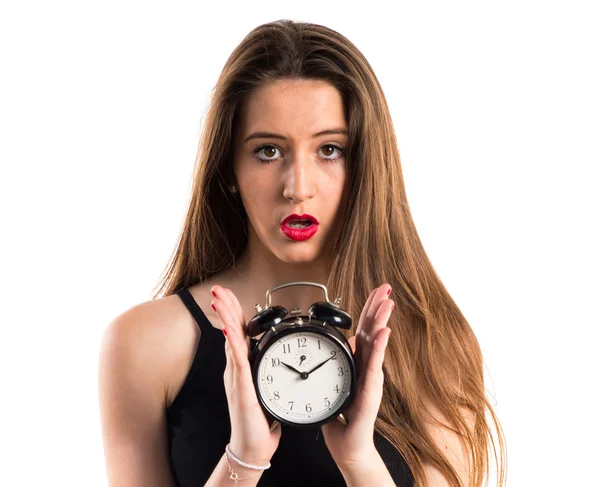 Chica joven sosteniendo reloj vintage — Foto de Stock