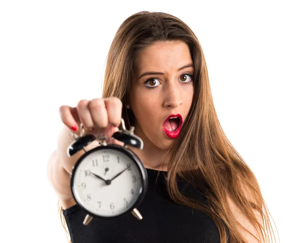 Chica joven sosteniendo reloj vintage — Foto de Stock