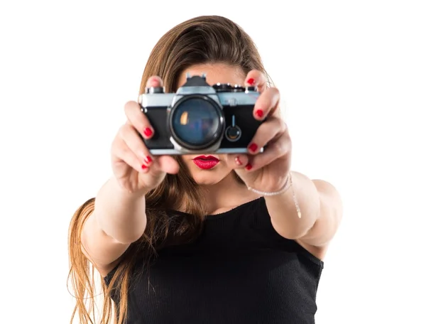 Młoda dziewczyna trzymając aparat fotograficzny — Zdjęcie stockowe