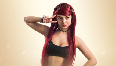 Zafer jest yapıyor genç Kızıl saçlı kız