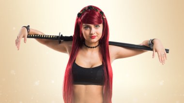 Katana ile genç Kızıl saçlı kız