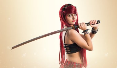 Katana ile genç Kızıl saçlı kız