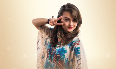 Genç kız zafer jest yapıyor