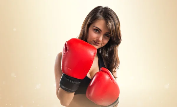 Молодая девушка в боксёрских перчатках — стоковое фото