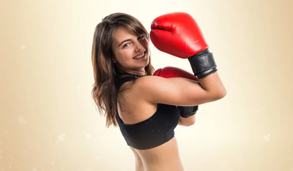 Jovem com luvas de boxe — Fotografia de Stock