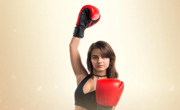 Junges Mädchen mit Boxhandschuhen — Stockfoto