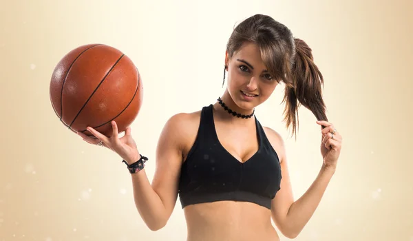 Ung flicka spelar basket — Stockfoto