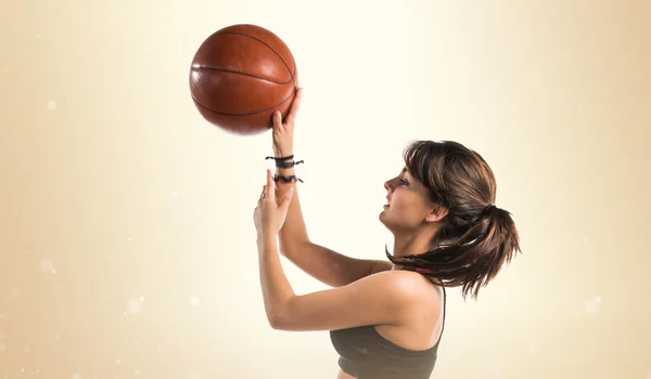 若いです女の子プレーバスケットボール — ストック写真